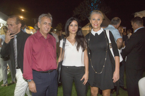 Myriam Tekouk, directrice financière du Casino de Saint-Denis, entourée de Aziz Patel et Catherine Ronin, de 7Magazine.re
