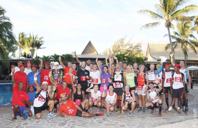 Une partie du camp Réunionnais à l'hôtel Cotton Bay, avant le départ des 38 km du Perroquet.