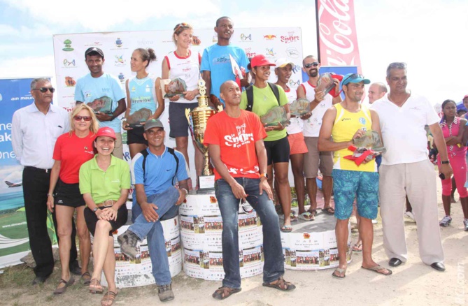 Les meilleurs sont sur le podium, avec les félicitations de Ismaël Valymamode, Commissaire des Sports et de la Santé à Rodrigues, Nathalie Biram, directrice de Air-Mauritius, Arnaud Meunier de Rod Trail Association, Keng Ho Tu Nam de Phoenix Beverages, et Ajay Seewoochurn, directeur du Cotton Bay