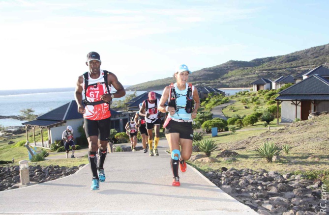 Le passage de Fatima Hibon dans les allées du Tékoma, partenaire de la course. Le passage de Fatima Hibon dans les allées du Tékoma, partenaire de la course.