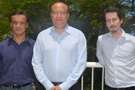 Eddine Lechlech, nommé responsable de la piste pour Air France à l’aéroport Roland Garros, Frédéric Alory, directeur régional Air France, et Erwan Edern