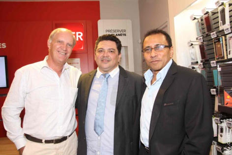 Bertrand Guillot, directeur général de SFR, Luc-Guy Fontaine, gérant de Mobiles Réunion, et Ibrahim Patel, président de la CCIR