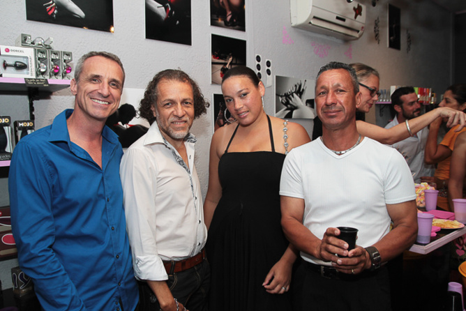 François Heurtebize, Jean-Luc M, coiffeur, son modèle Annie Flore, et un ami François Heurtebize, Jean-Luc M, coiffeur, son modèle Annie Flore, et un ami