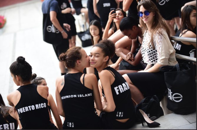 Les deux amies s'encouragent avant les entretiens... Les deux amies s'encouragent avant les entretiens...