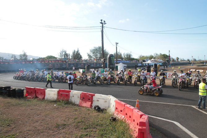 Un hommage émouvant a été rendu par les pilotes à la mémoire de Johan Veletchy Un hommage émouvant a été rendu par les pilotes à la mémoire de Johan Veletchy