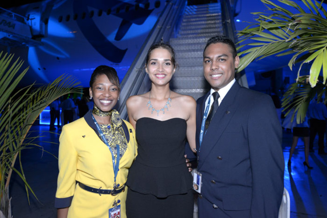 Anne-Gaëlle Laterrière entourée de membres du personnel d'Air Austral Anne-Gaëlle Laterrière entourée de membres du personnel d'Air Austral