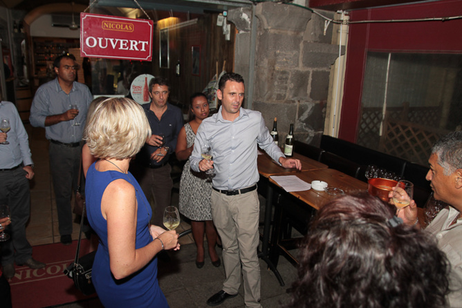 Atelier œnologique sur le thème du Bourgogne animé par les sommeliers de la Cave à vins Nicolas Atelier œnologique sur le thème du Bourgogne animé par les sommeliers de la Cave à vins Nicolas