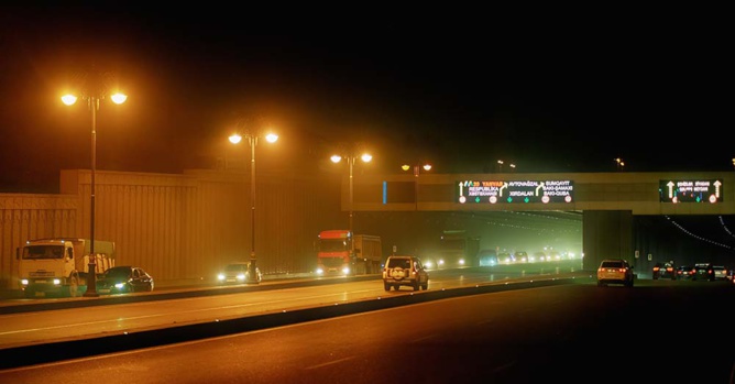 Elle traîne son enfant sur l'autoroute "pour le punir" Elle traîne son enfant sur l'autoroute "pour le punir"