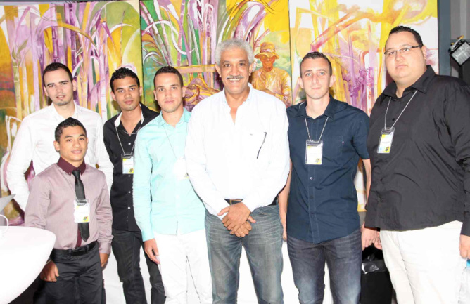 Azeddine Bouali, président de la FRT, et l’équipe d’Animateurs Numériques de Territoire de la FRT Azeddine Bouali, président de la FRT, et l’équipe d’Animateurs Numériques de Territoire de la FRT