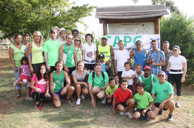 Une belle photo de famille avant de découvrir les sentiers du parcours de santé de Bel-Air Une belle photo de famille avant de découvrir les sentiers du parcours de santé de Bel-Air
