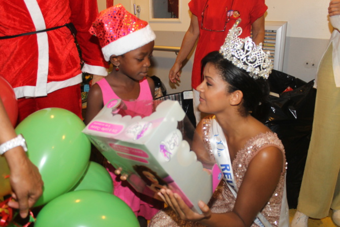 Miss Réunion et le Père Noël à l’hôpital <br> Sourires pour les enfants malades Miss Réunion et le Père Noël à l’hôpital <br> Sourires pour les enfants malades