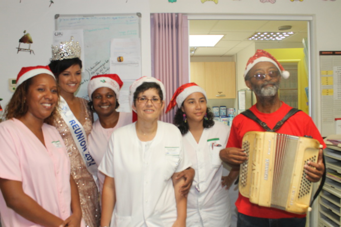 Miss Réunion et le Père Noël à l’hôpital <br> Sourires pour les enfants malades Miss Réunion et le Père Noël à l’hôpital <br> Sourires pour les enfants malades