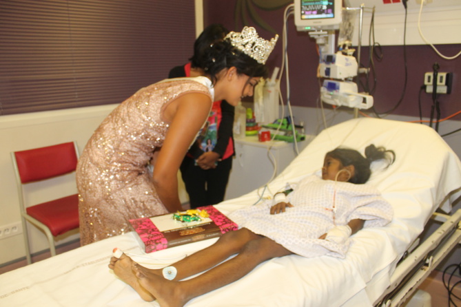 Miss Réunion et le Père Noël à l’hôpital <br> Sourires pour les enfants malades Miss Réunion et le Père Noël à l’hôpital <br> Sourires pour les enfants malades