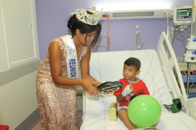 Miss Réunion et le Père Noël à l’hôpital <br> Sourires pour les enfants malades Miss Réunion et le Père Noël à l’hôpital <br> Sourires pour les enfants malades