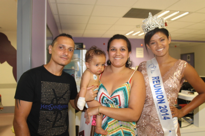 Miss Réunion et le Père Noël à l’hôpital <br> Sourires pour les enfants malades Miss Réunion et le Père Noël à l’hôpital <br> Sourires pour les enfants malades