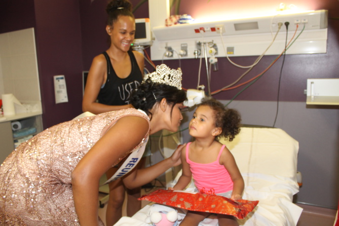 Miss Réunion et le Père Noël à l’hôpital <br> Sourires pour les enfants malades Miss Réunion et le Père Noël à l’hôpital <br> Sourires pour les enfants malades