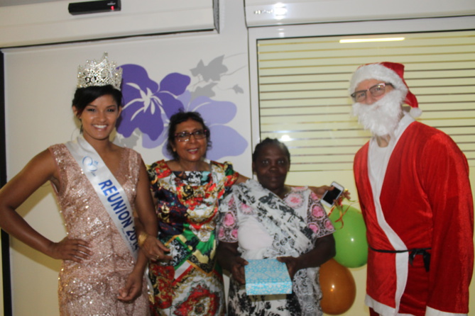 Miss Réunion et le Père Noël à l’hôpital <br> Sourires pour les enfants malades Miss Réunion et le Père Noël à l’hôpital <br> Sourires pour les enfants malades