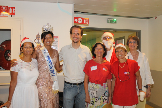 Miss Réunion et le Père Noël à l’hôpital <br> Sourires pour les enfants malades Miss Réunion et le Père Noël à l’hôpital <br> Sourires pour les enfants malades