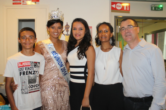 Miss Réunion et le Père Noël à l’hôpital <br> Sourires pour les enfants malades Miss Réunion et le Père Noël à l’hôpital <br> Sourires pour les enfants malades