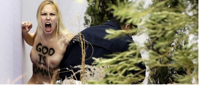 Seins nus dans la crèche!