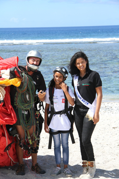 1000 Sourires <br>Baptême en parapente avec Miss Réunion! 1000 Sourires <br>Baptême en parapente avec Miss Réunion!