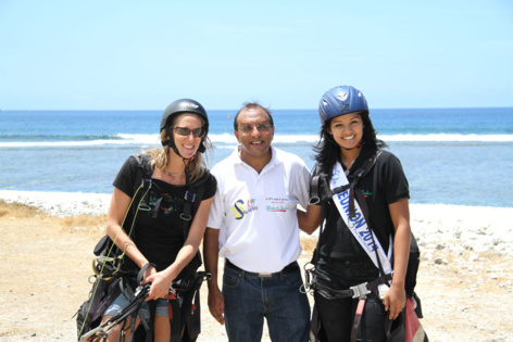 1000 Sourires <br>Baptême en parapente avec Miss Réunion! 1000 Sourires <br>Baptême en parapente avec Miss Réunion!