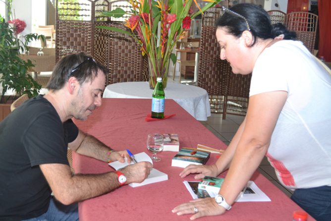 Il était en dédicaces à l’Alamanda à Saint-Gilles… Il était en dédicaces à l’Alamanda à Saint-Gilles…