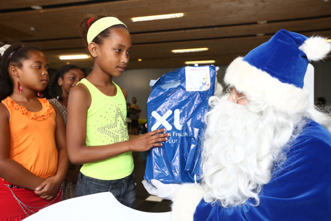 1000 Sourires <br>Noël avec le Père Noël Bleu