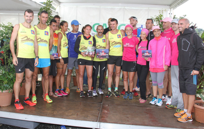 Les militaires du 2ème RPIMA et les filles de Odyssea sur le podium