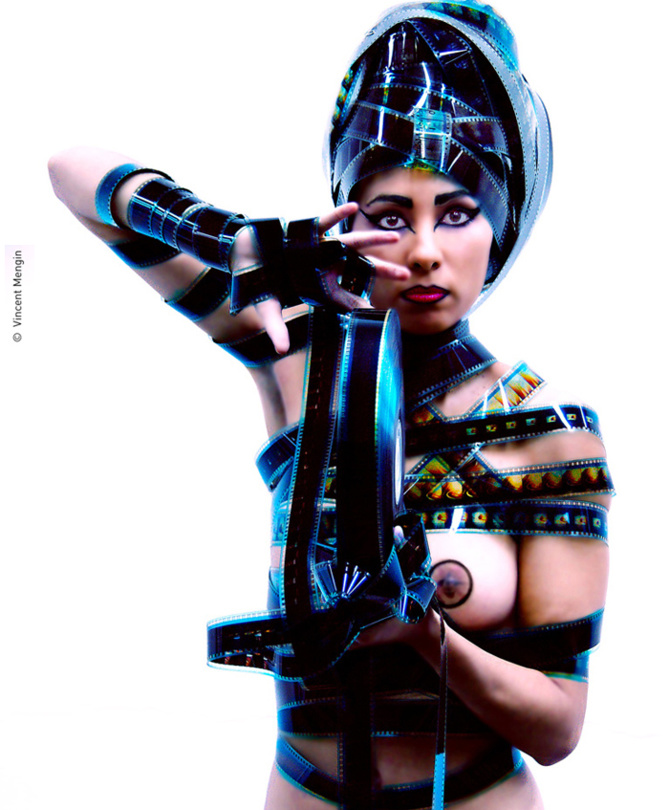 L’énigmatique Aurélia a un talent certain et un charme fou… L’énigmatique Aurélia a un talent certain et un charme fou…