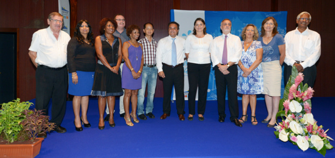 Le président avec quelques élus de la pyramide inversée