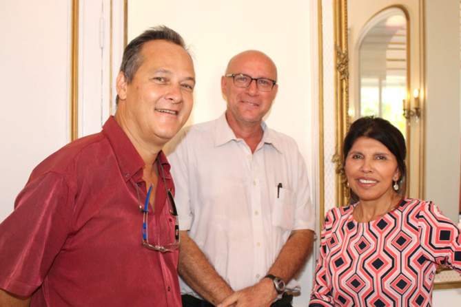 Pierre Verges, vice-président du CG, Pierre-Yves Versini, journaliste au Quotidien, et Nassimah Dindar