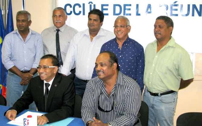 Le président Ibrahim Patel avec une partie des élus présents…