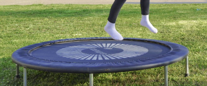 Le trampoline récréatif est -il dangereux pour les enfants?