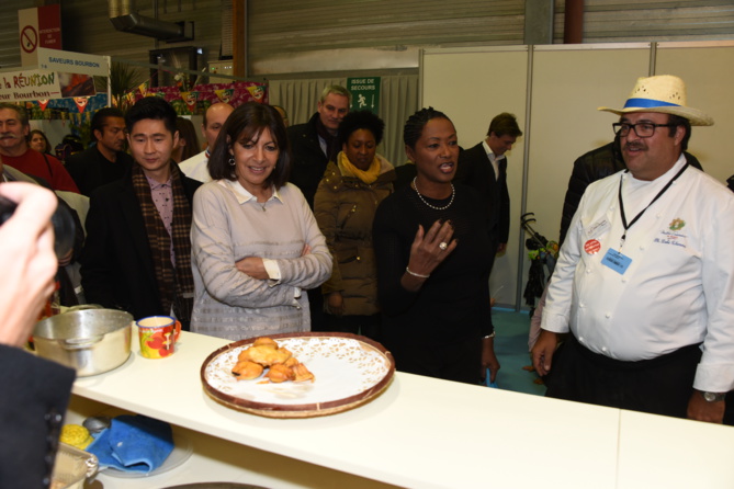 Philippe Doki-Thonon présente le stand de La Réunion à Anne Hidalgo Philippe Doki-Thonon présente le stand de La Réunion à Anne Hidalgo