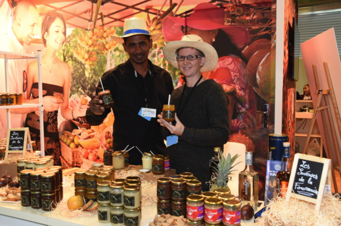 Saveurs de la Fournaise avec Marie et Charles, de Sainte-Suzanne, proposaient tous les produits d’épicerie, fruits et légumes, et aussi le miel récompensé au concours général agricole