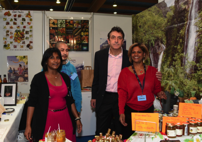 Au stand Corbeille de l’Île de la Réunion, Sylvie Sinimalé présente ses nouveautés dont gelée, chutney et confiture à base d’orange tangor