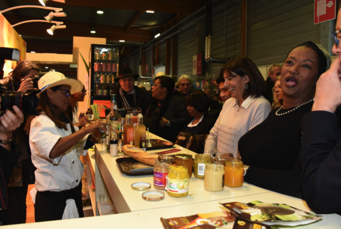 Mary, «Chef à domicile», fait goûter les saveurs réunionnaises à Anne Hidalgo Mary, «Chef à domicile», fait goûter les saveurs réunionnaises à Anne Hidalgo