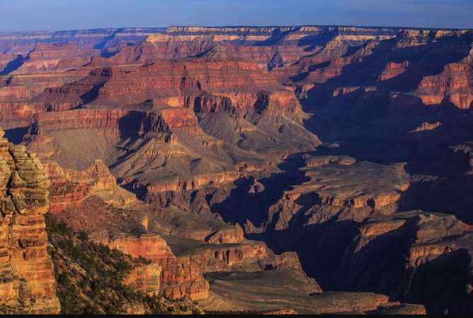 Miraculé : un ado chute de 30 mètres dans le vide et survit Miraculé : un ado chute de 30 mètres dans le vide et survit