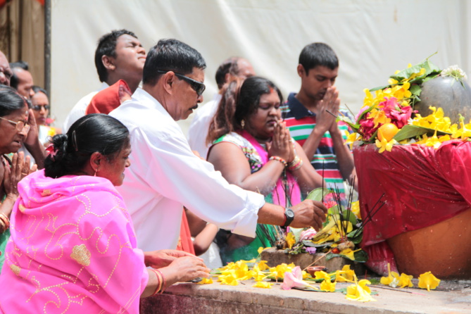 Recueillement et offrandes ponctuent le pèlerinage Recueillement et offrandes ponctuent le pèlerinage