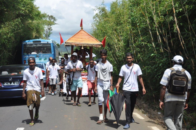 Les pénitents convergent vers Grand-Bassin Les pénitents convergent vers Grand-Bassin