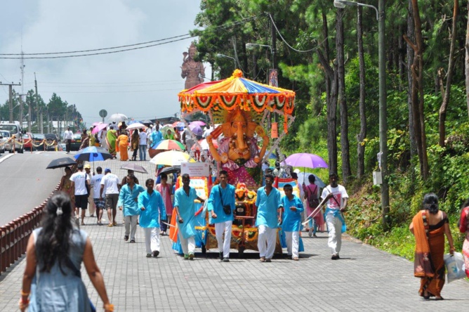 L'immense statue de Shiva veille à l'entrée du lieu sacré sur les fidèles qui affluent