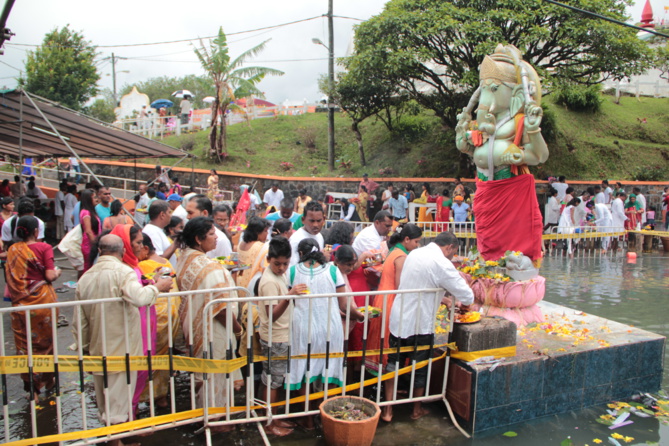 Une foule dense autour du lac sacré Une foule dense autour du lac sacré