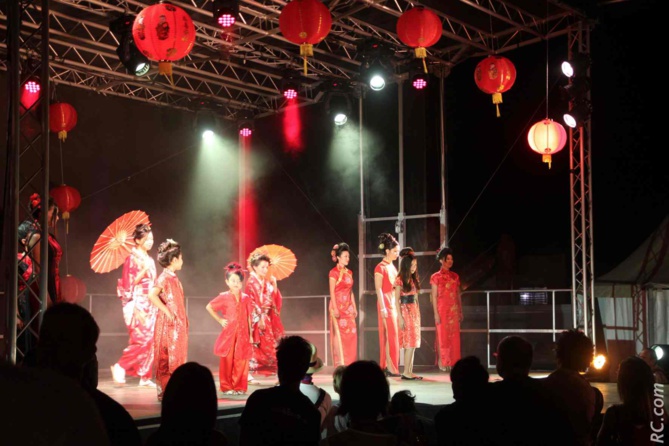 Fête des Lanternes à Saint-Pierre<br>Un joli succès populaire! Fête des Lanternes à Saint-Pierre<br>Un joli succès populaire!