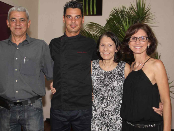 Entouré de ses parents Richard et Sophie Hoarau et Mme Jiret Entouré de ses parents Richard et Sophie Hoarau et Mme Jiret