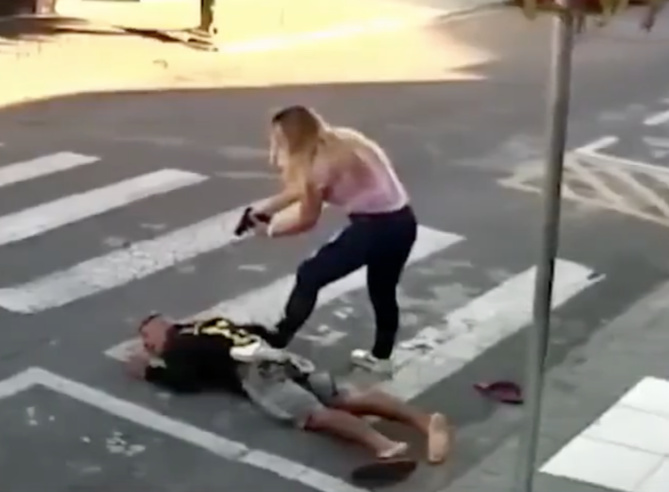 Une femme policier en congés terrasse un homme armé