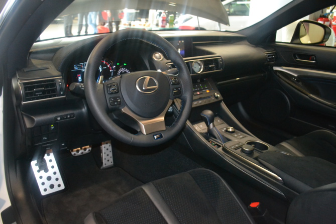 Bien installé, prêt pour la plaisir de conduire! Bien installé, prêt pour la plaisir de conduire!