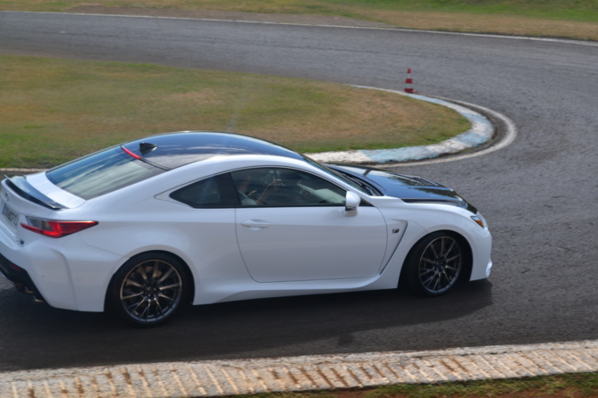 On a pu faire deux tours de piste à allure soutenue à la Jamaïque, impressionnante! On a pu faire deux tours de piste à allure soutenue à la Jamaïque, impressionnante!