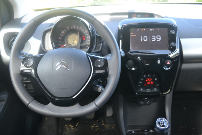 L’intérieur est agréable… L'écran central est proéminent L’intérieur est agréable… L'écran central est proéminent