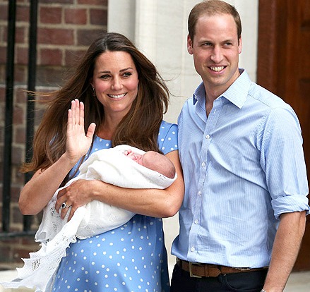 C'est à la sortie de la maternité que le prince George avait été présenté officiellement. Les photographes sont déjà en place pour le deuxième enfant du couple princier...